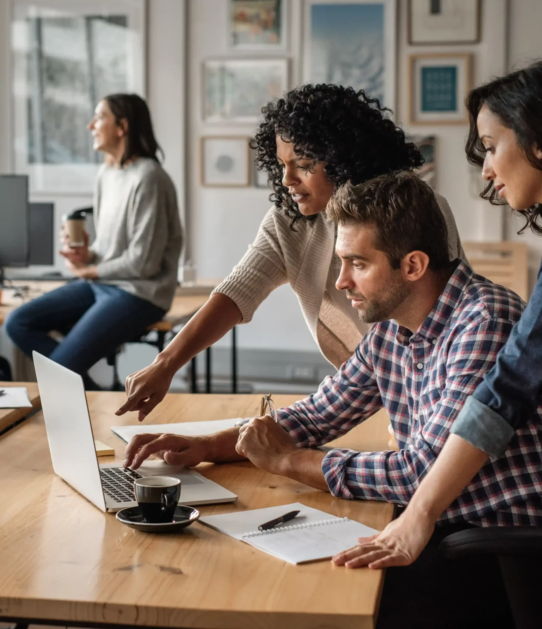 Groupe de personne travaillant devant un ordinateur