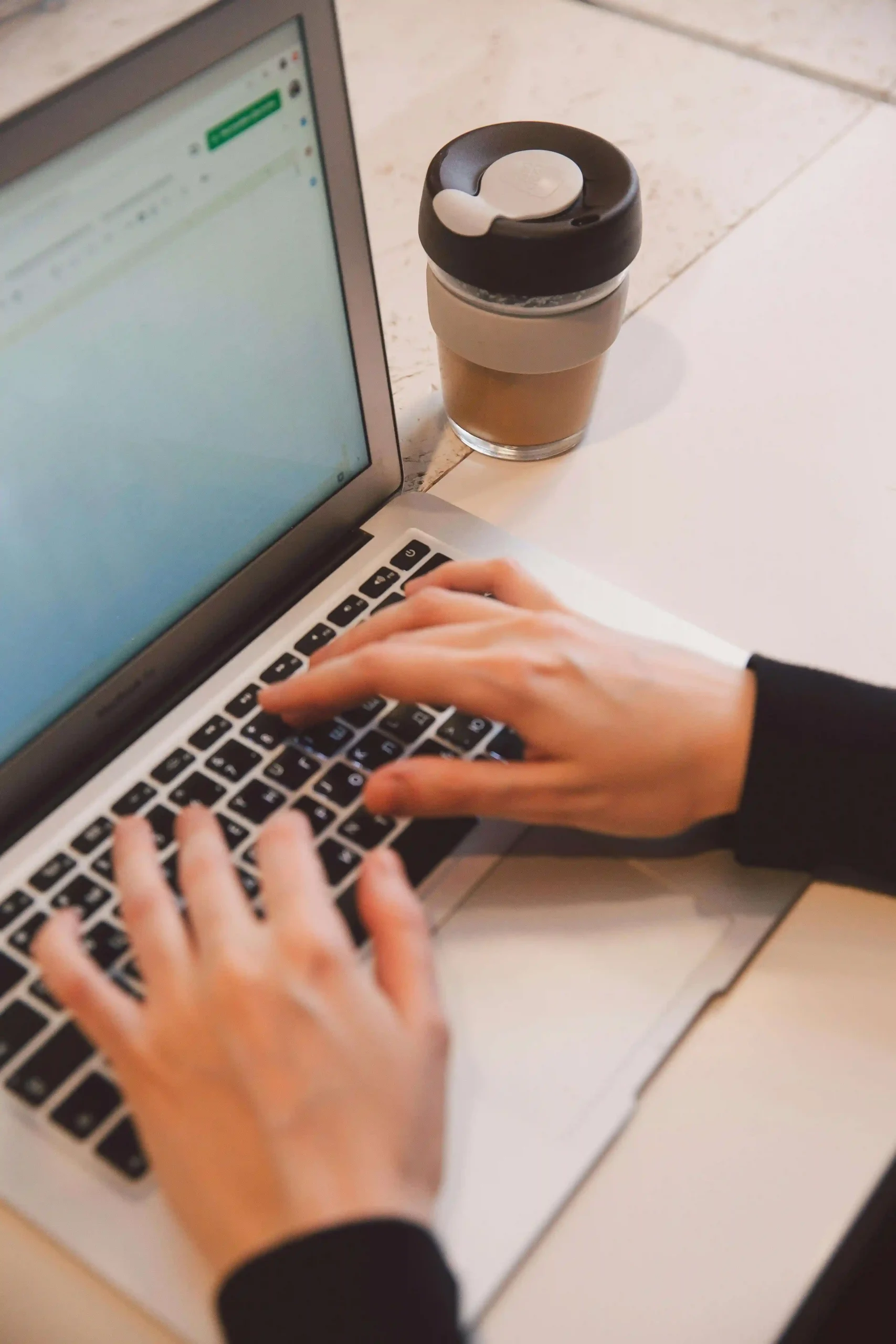 Personne utilisant son ordinateur