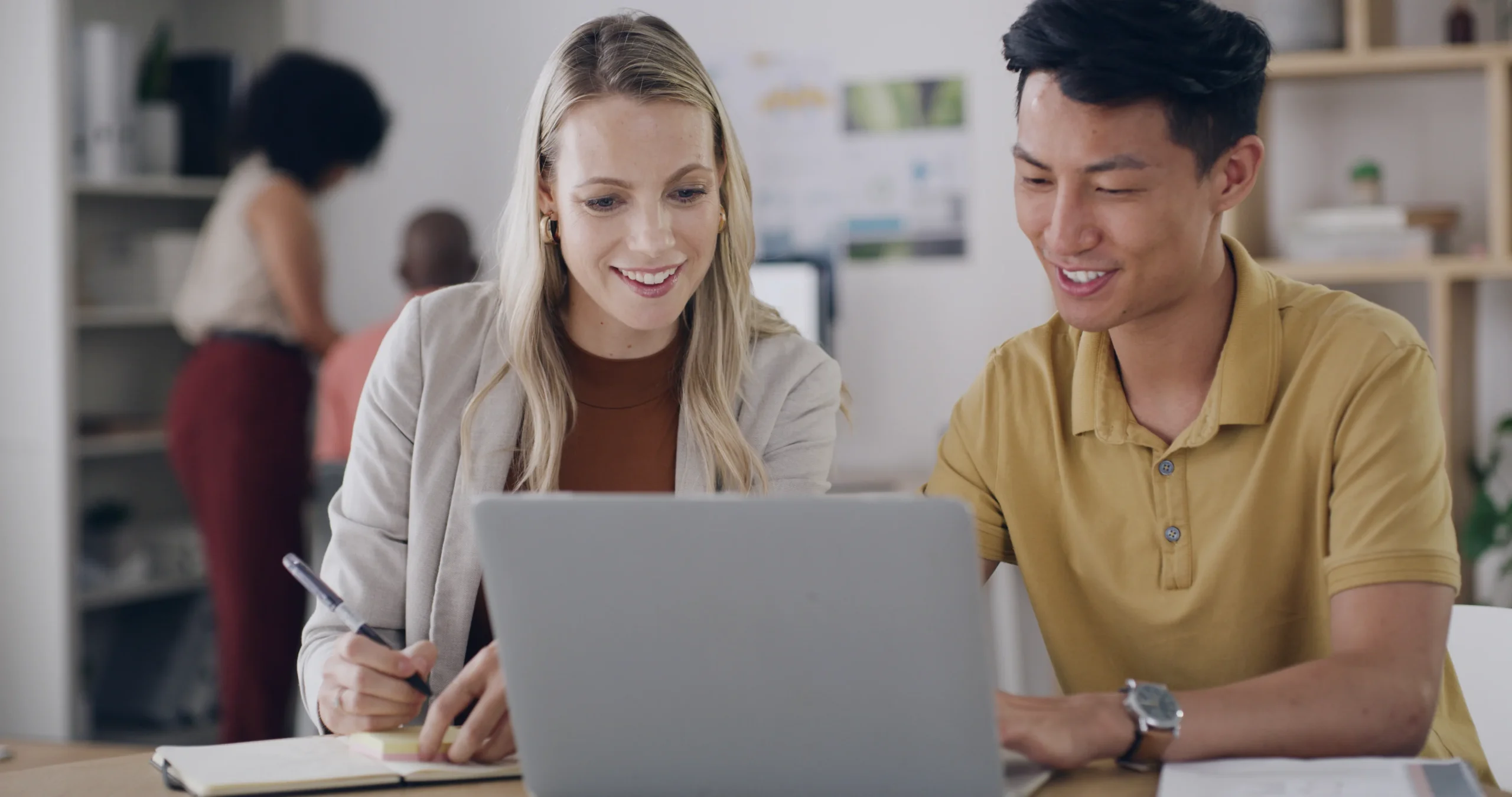 deux personnes devant un ordinateur