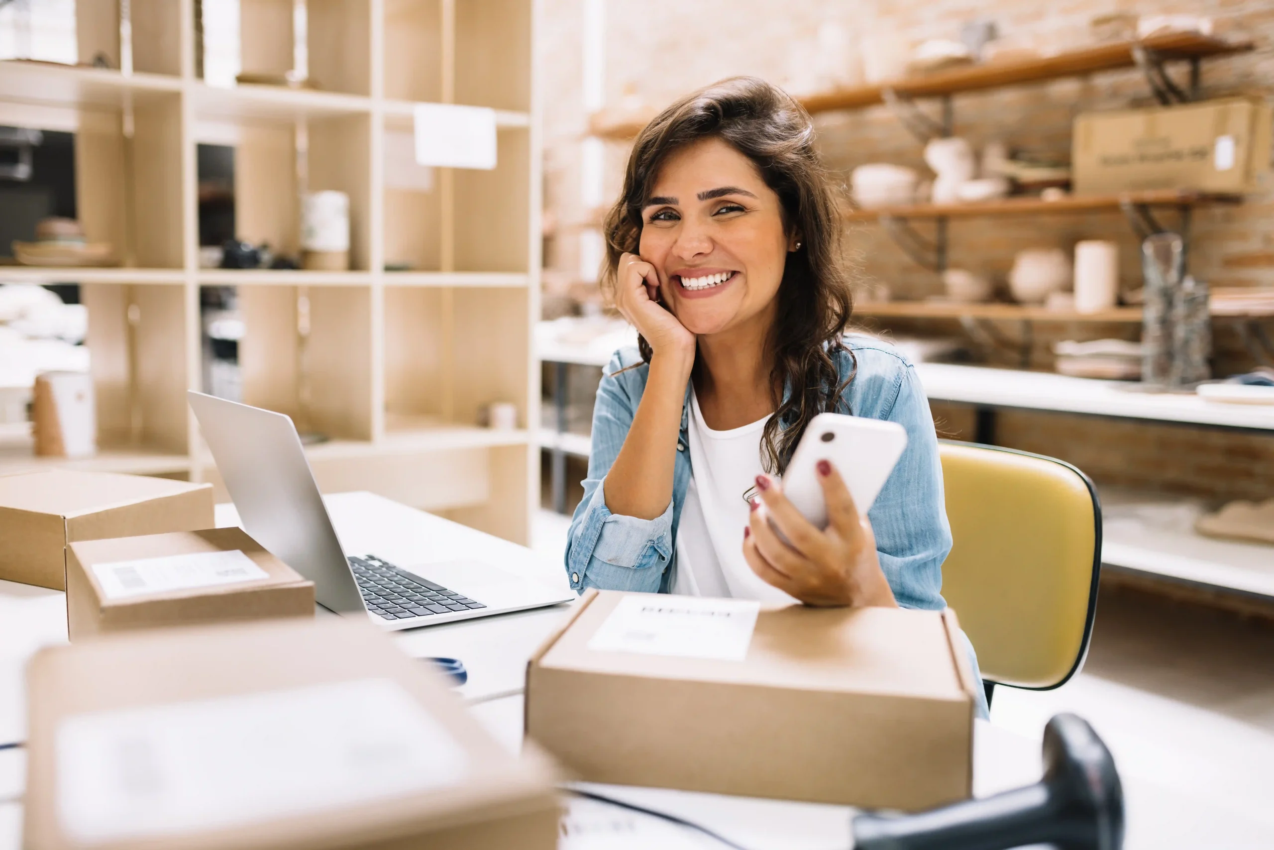 Femme satisfaite du service technique