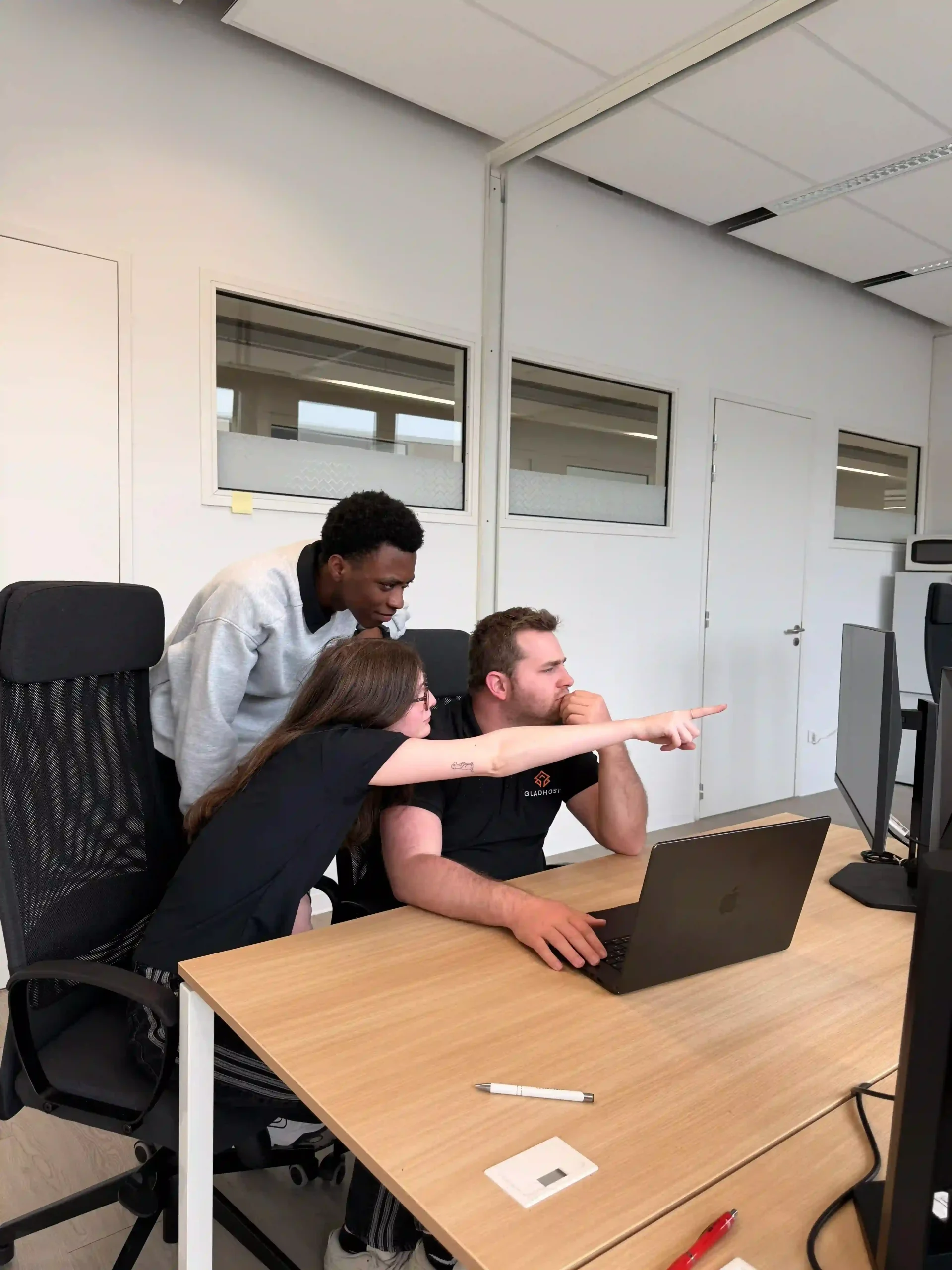 Membres de l'équipe Gladhsot en formation DevOps